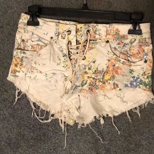 Cutee billabong floral shorts!!